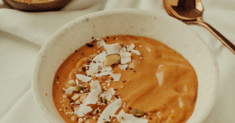 Carrot Cake Smoothie Bowl